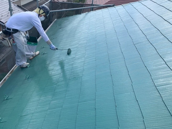 上塗りで美観と耐久性を仕上げる