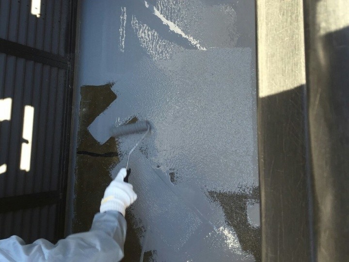ウレタン防水材の二層目塗布