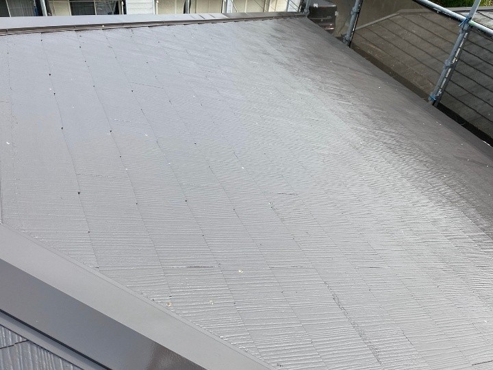 上塗りで仕上げと保護機能を確保