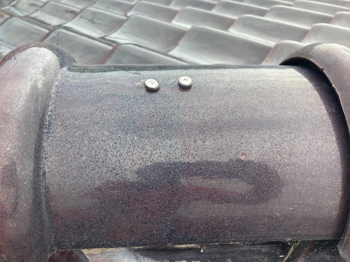 棟瓦の固定と仕上げ