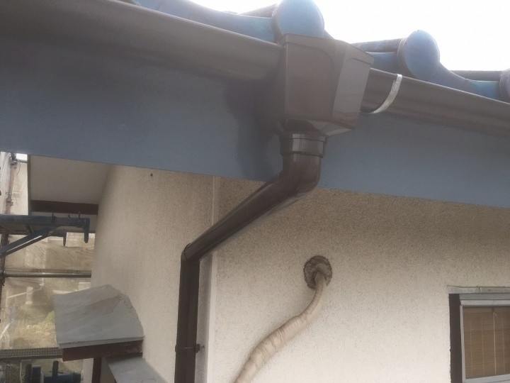 鼻隠し・破風板の仕上げ塗装と新規雨樋の取り付け