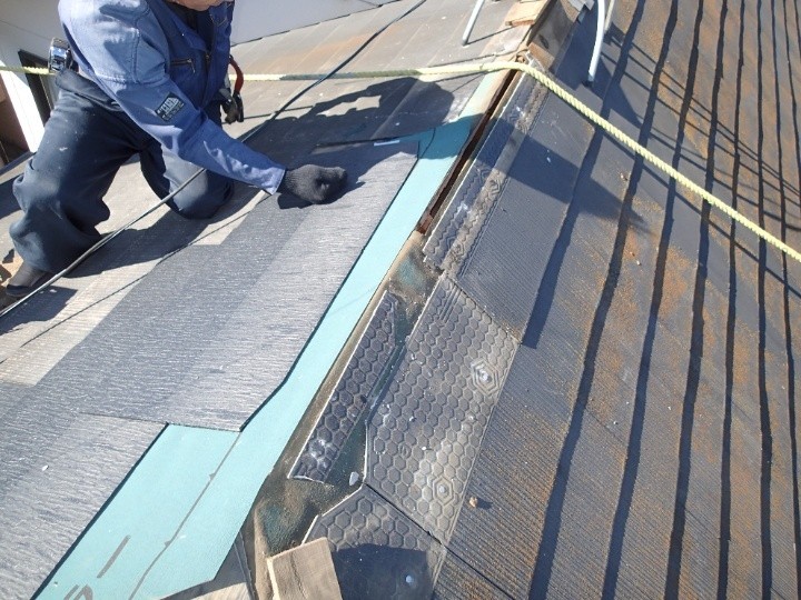 新たな防水紙とスレート材の敷設