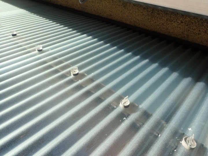 フックボルトによるしっかりした固定