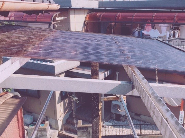 新しい波板の設置作業