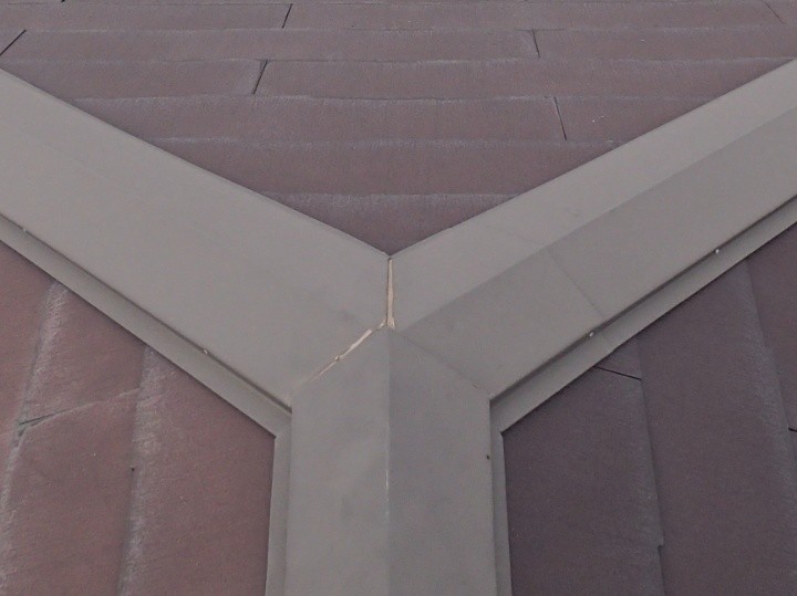 棟板金の劣化と接合部の隙間