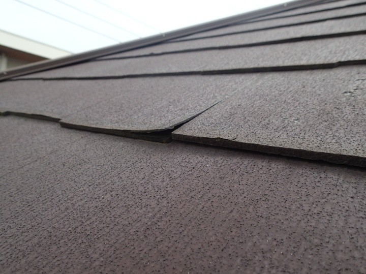スレートの浮きとひび割れ