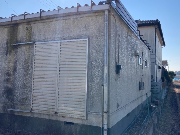 外壁側から確認した雨樋の破損状況