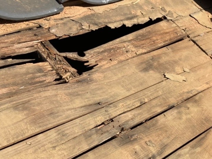 瓦を剥がして確認した腐食部分