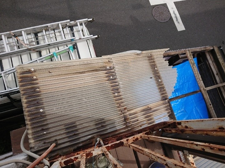 下から見ても分かる波板の歪みと破損
