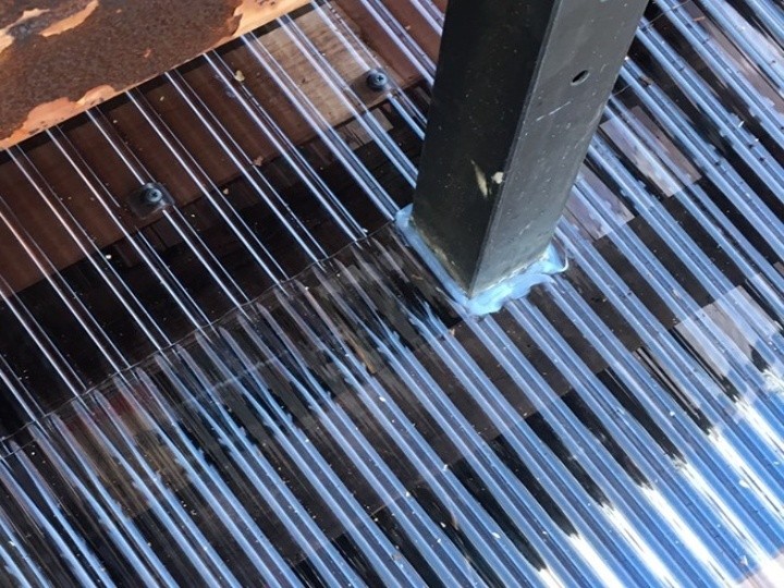 支柱まわりの丁寧な防水処理