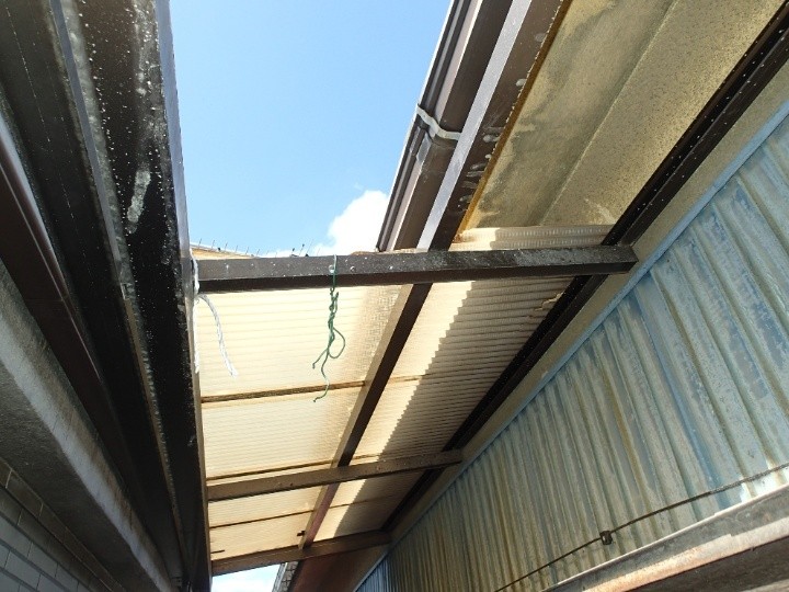 飛散した波板と残った下地の状況