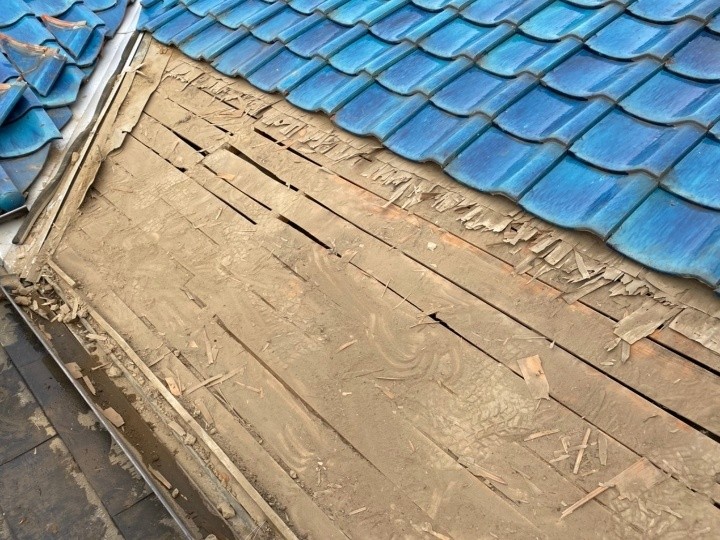 既存の瓦と土の撤去作業