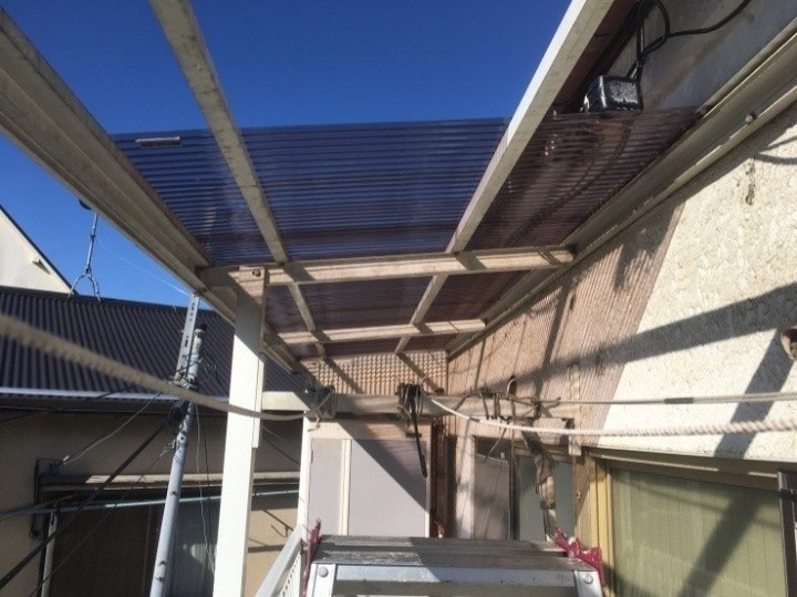 ポリカーボネート製波板の仮置きと位置調整