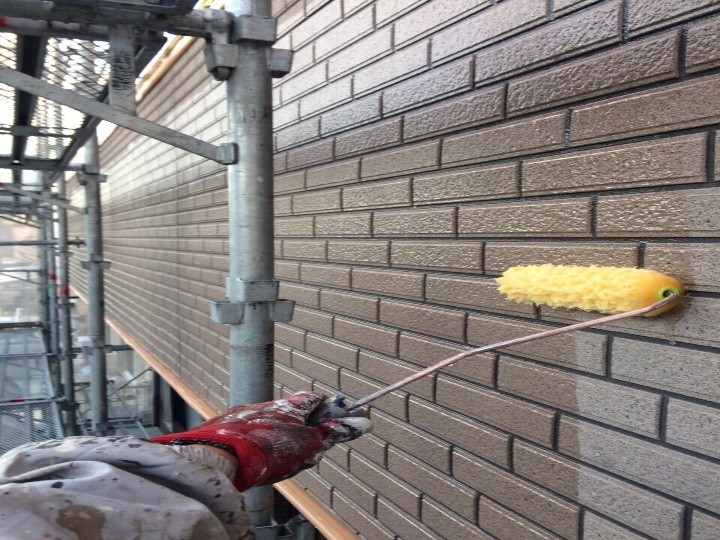 外壁クリアー塗装の下塗り作業