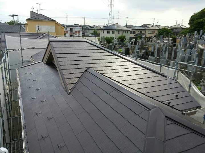 屋根の上塗りと美しい仕上がり