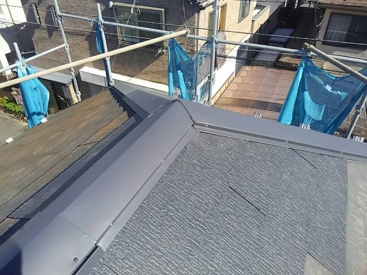 新しい棟板金の取り付け