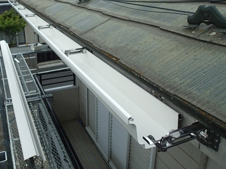 新しい雨樋の取り付け