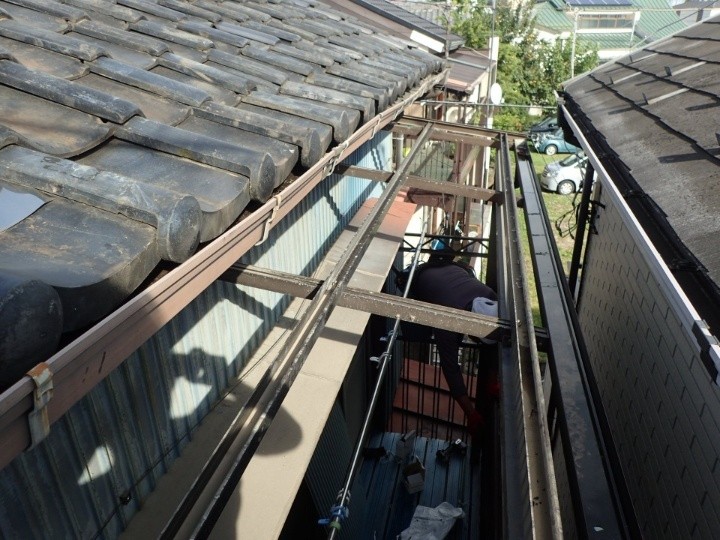 既存波板の撤去と作業動線の確保