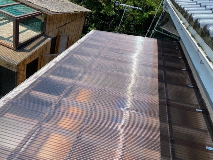 新しいポリカ波板の張り込み