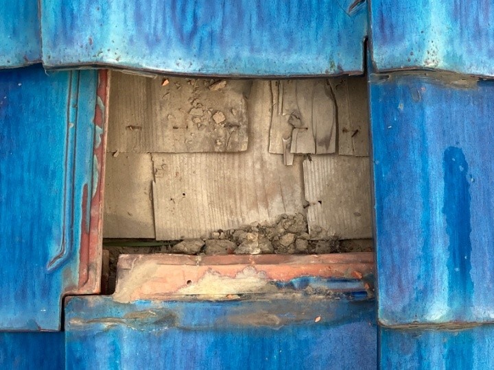 瓦をめくった内部で下地の損傷を確認