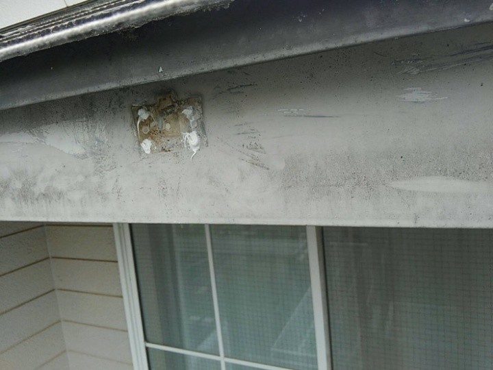 古い金具の取り外しと下地の補修