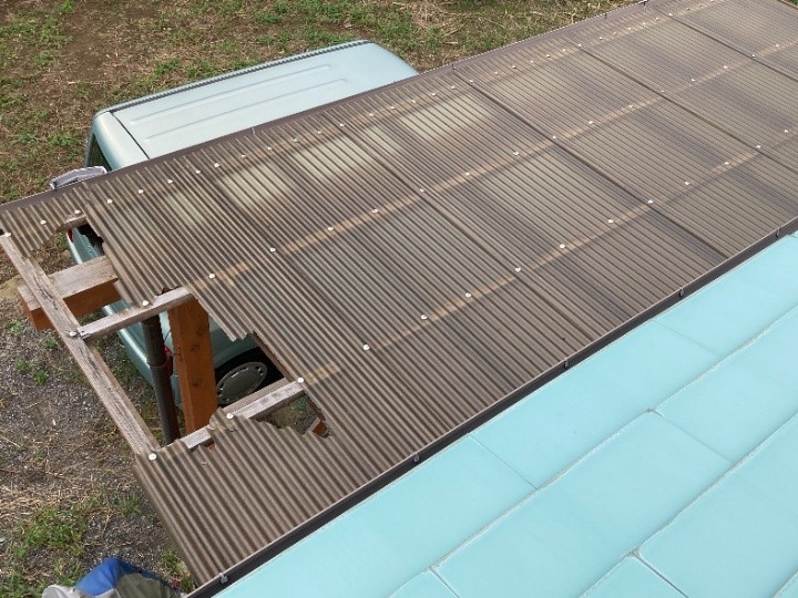 波板が大きく破損している状態