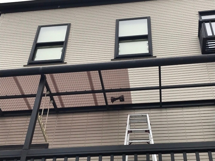 新しいポリカ波板の取り付け開始