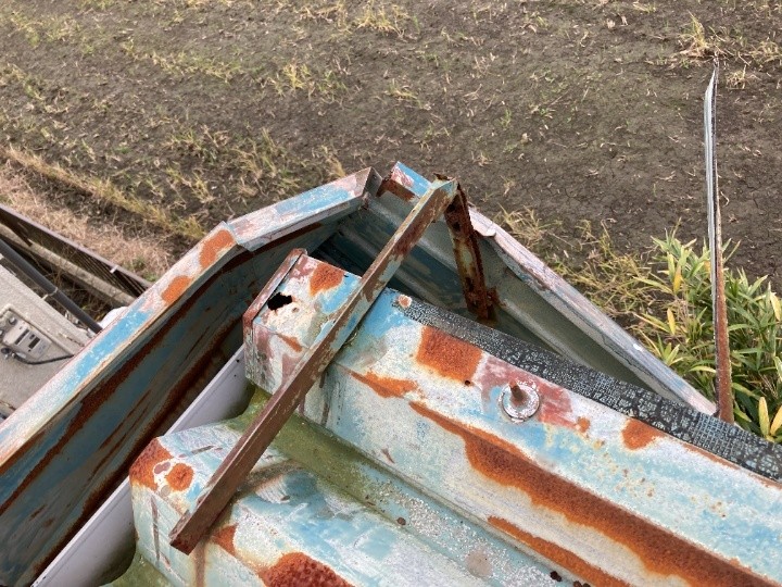 軒先金具と屋根材の腐食