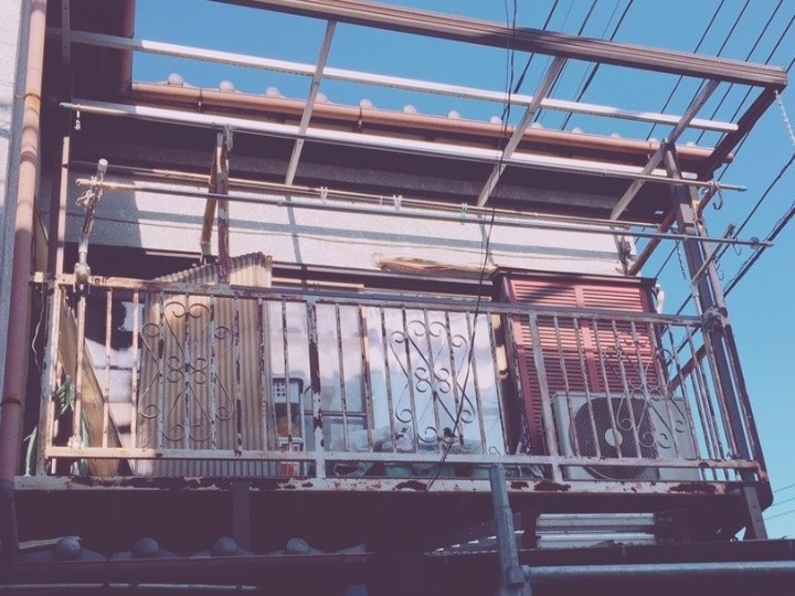 既存波板の撤去と骨組み調整