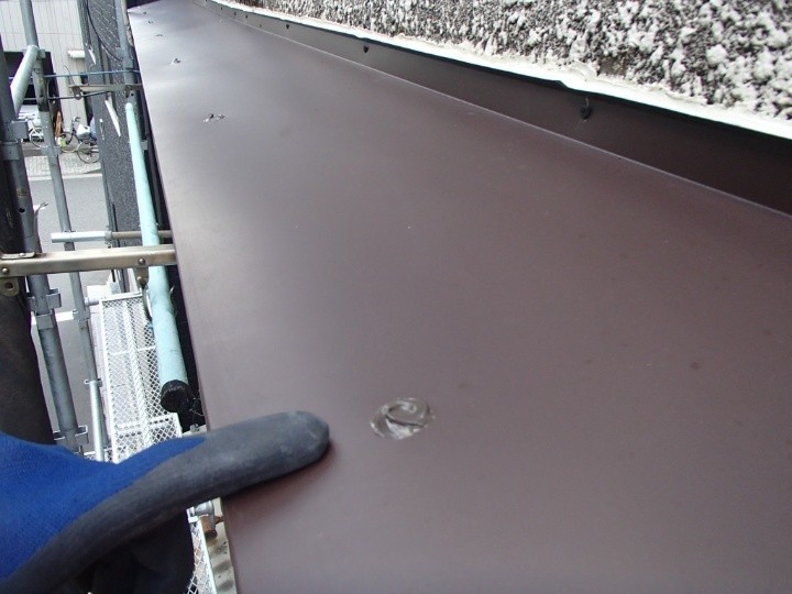 ガルバリウム鋼板による庇のカバー工法