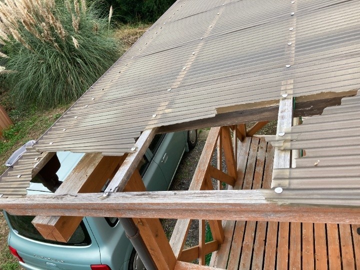 支柱周りの波板欠損部