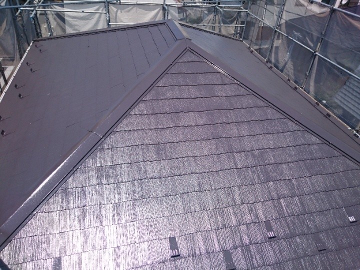 上塗りで深みのある屋根へ