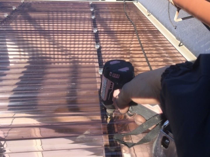 フック取り付け用の穴開け作業