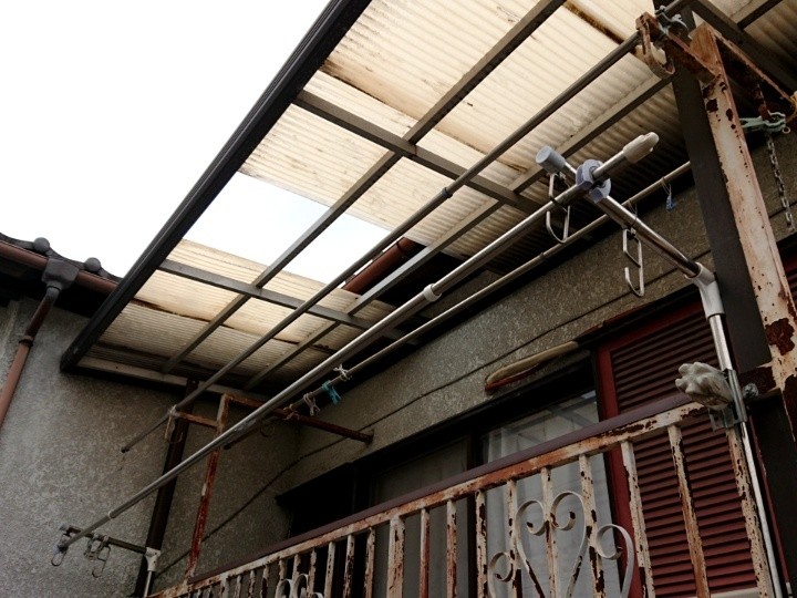 テラス屋根の大きな破損箇所