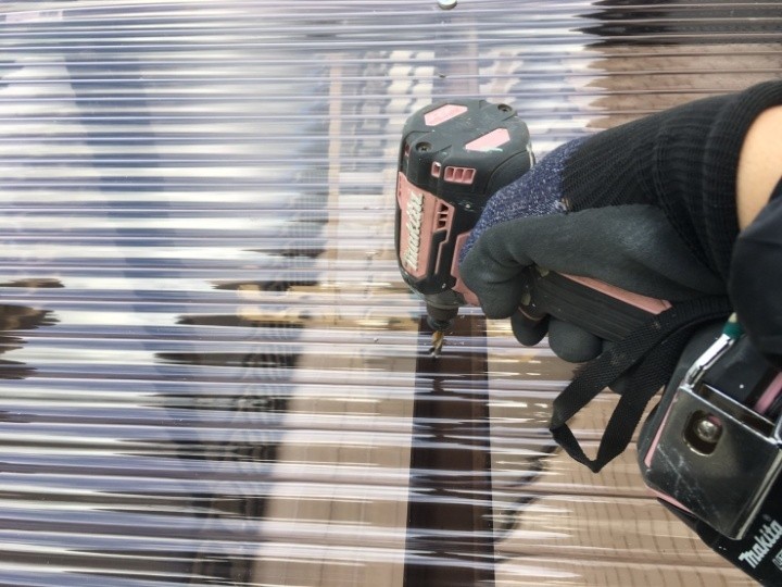 ビス止めによる固定作業