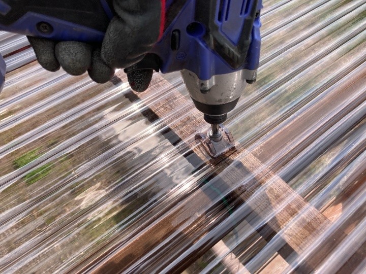 波板ビスで固定していく工程