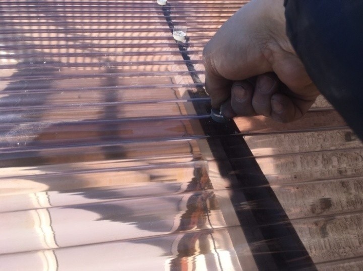 フックボルトでの固定作業