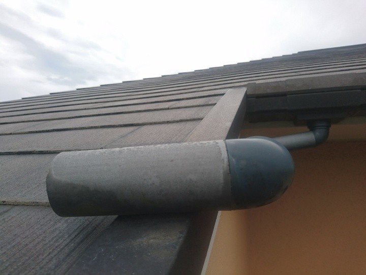 雨樋の再設置と固定作業