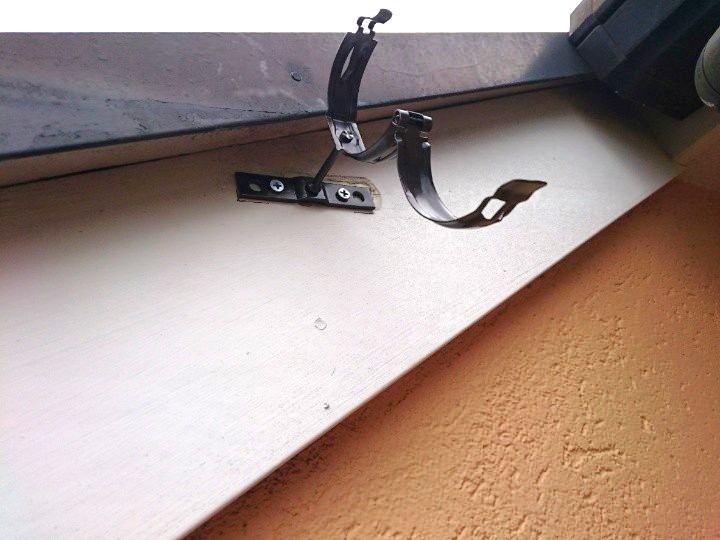 既存掴み金具の取り外し