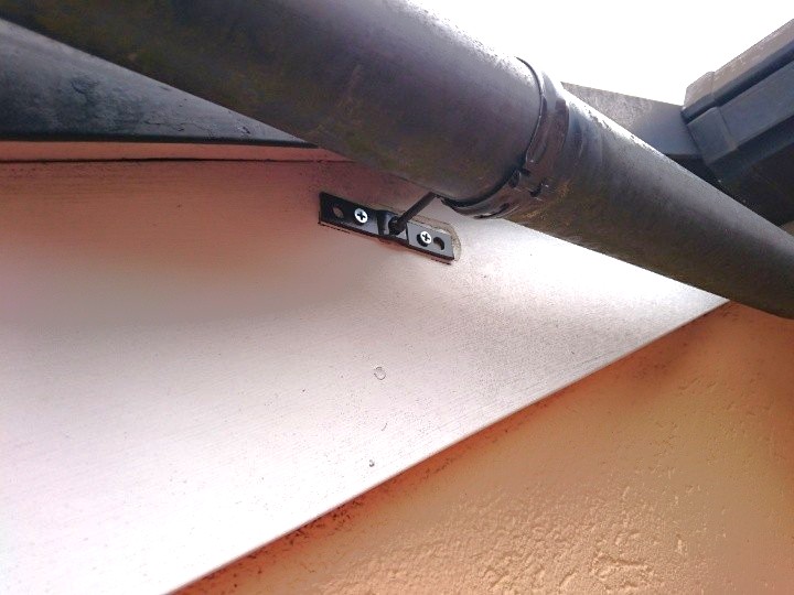 ガルバリウム製掴み金具の取り付け