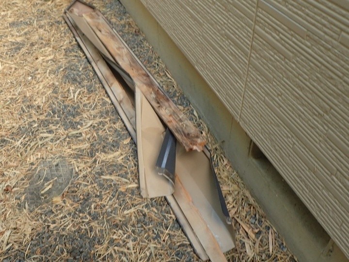 庭に落下した棟板金を確認