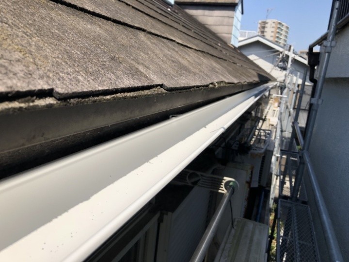 積雪で損傷した雨樋を新しく交換工事したお住まい