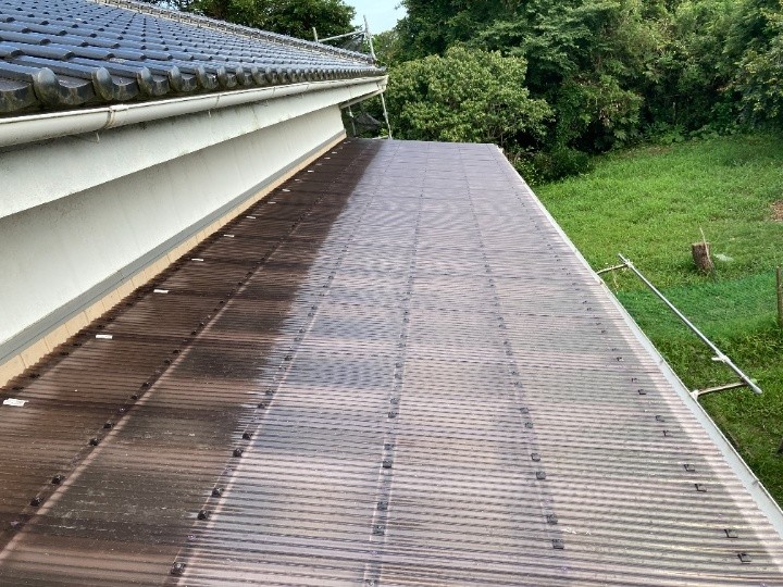 ガラスネット入り塩ビ波板からポリカ波板へ交換工事した建物