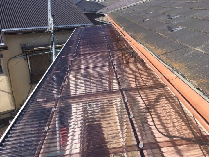 台風24号で飛散したベランダの波板屋根を新しくポリカ波板に張替え工事を実施したお住まい
