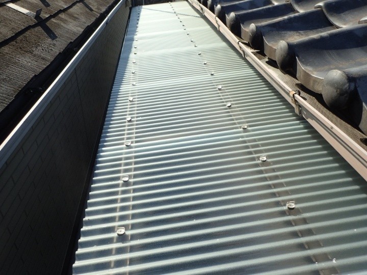 ベランダの塩ビ製波板をフロスト加工のポリカ波板へ張替え工事したお住まい