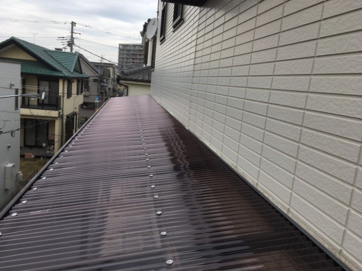 テラス波板を新しくポリカ波板に張替え工事した外観