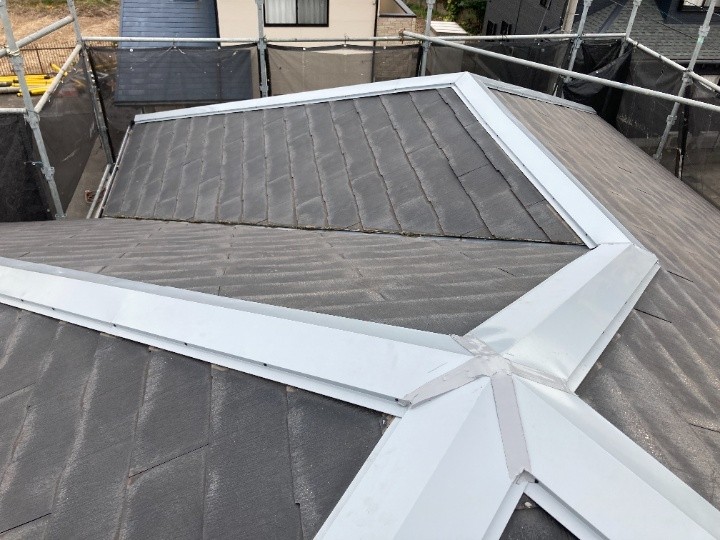 棟板金を交換工事して飛散を防止した屋根