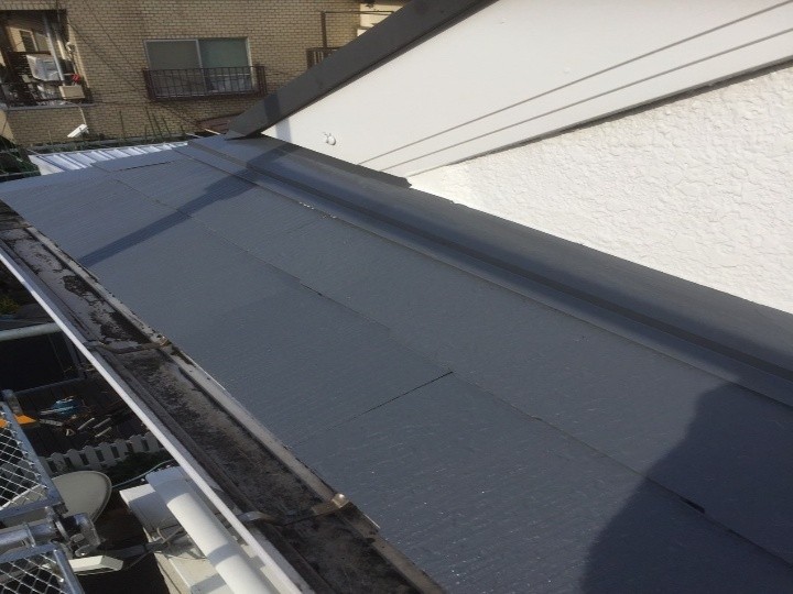 軒先の化粧スレートに葺き替え工事した住宅