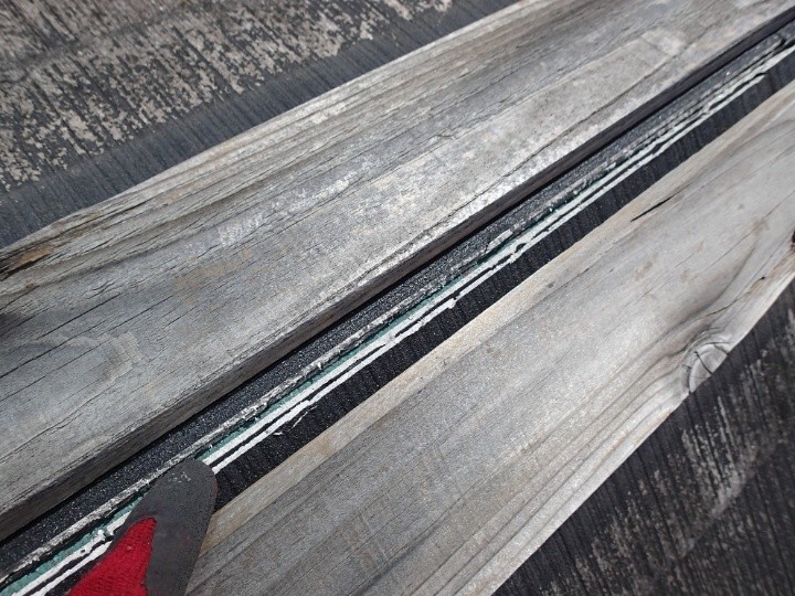 貫板の黒ずみと雨水の浸入跡