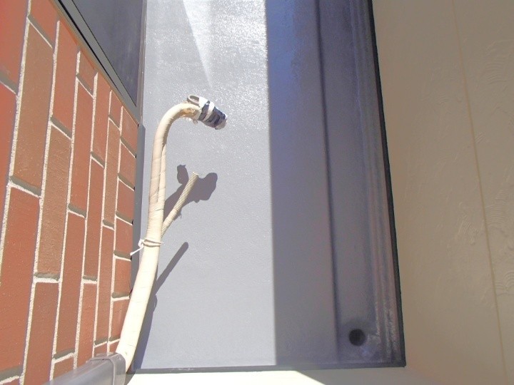 劣化したベランダに塗料材ポリルーフを採用したＦＲＰ防水工事を施工した外観